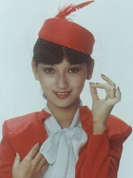 赵雅芝|66岁赵雅芝豪宅开派对，老公的尺度惹非议：你装淡定的样子，真令人心疼