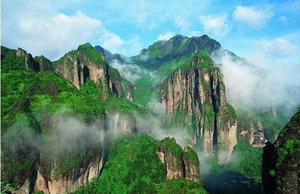 云南 浙江台州断流60多年的瀑布再现，属于国内罕见亲水梯级瀑布