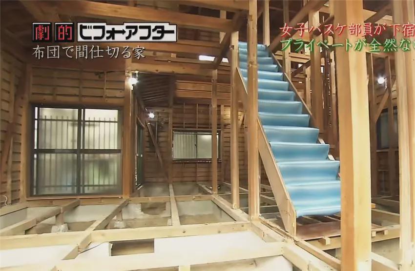 教练|日本五个女生共睡一屋，用棉被当作室内隔断，过着极致蜗居的生活！