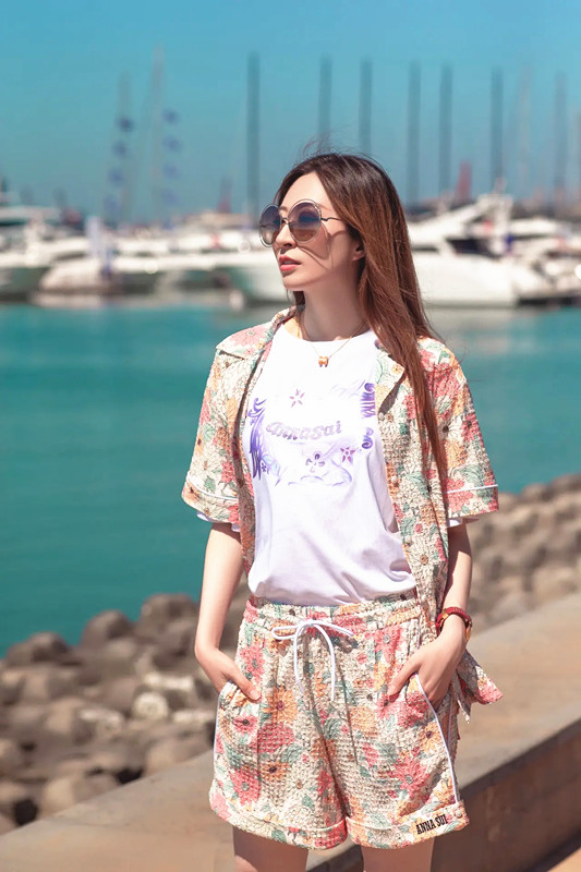 全球时尚号|31岁卫薇儿身材真好，穿抹胸礼服秀美腿，钻石配条纹显瘦又好看