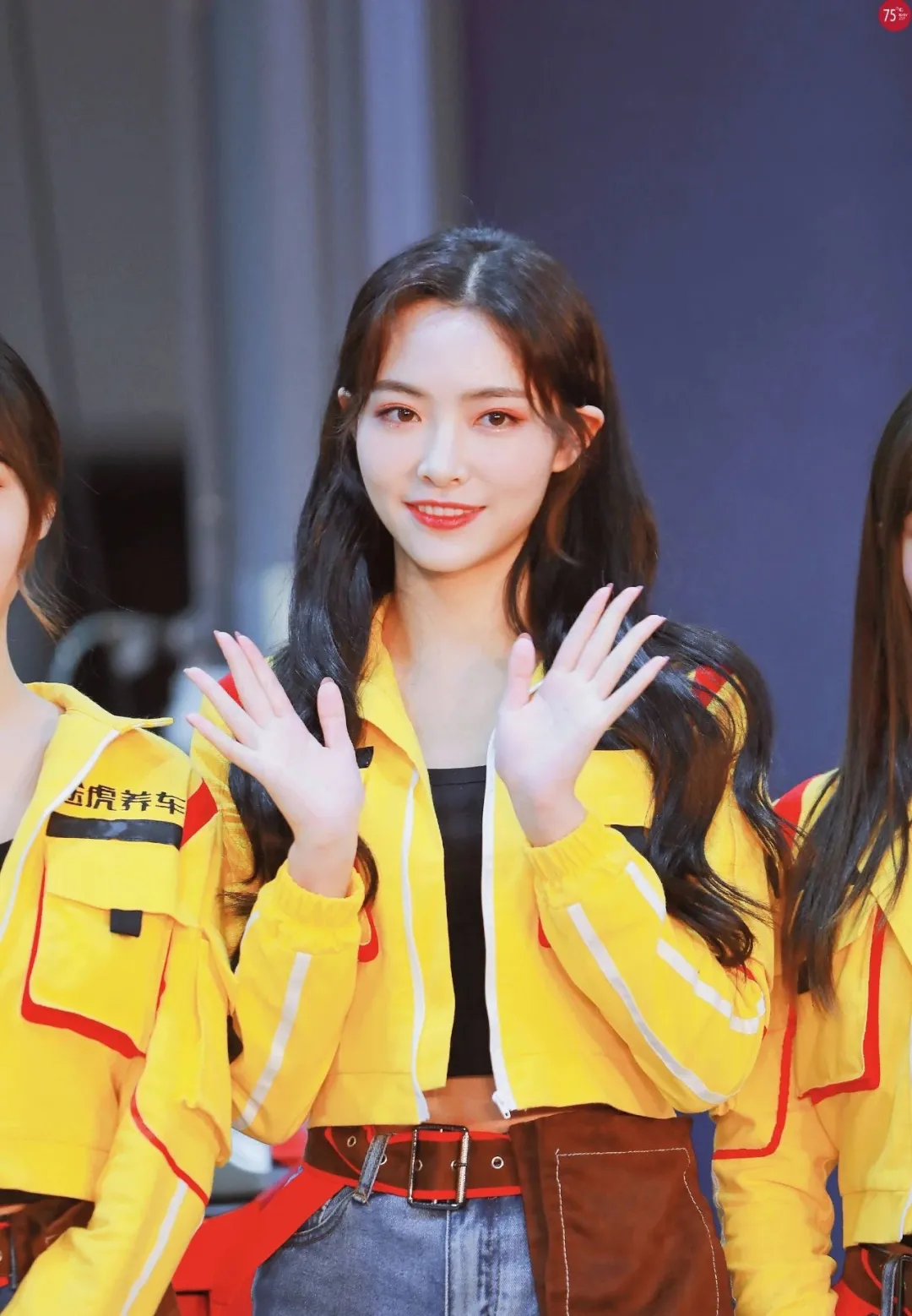 短发|Jennie剪了Lisa的招牌短发后，竟然有些许油腻？