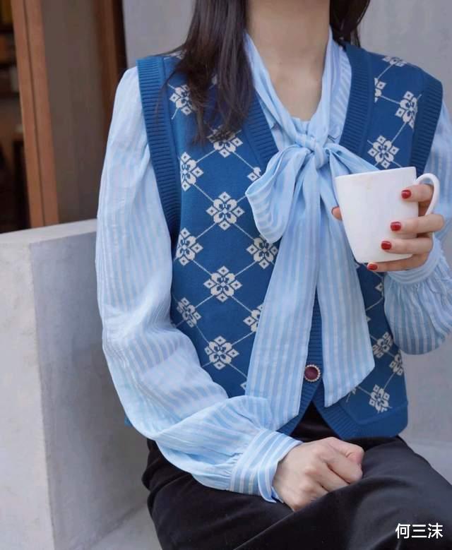 何三沫 40岁的女人不要胡乱扮嫩，可以试试针织开衫配半身裙，温柔又减龄