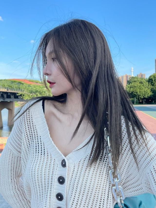 旗袍公馆|沈梦辰很会制造亮点，“上短下长”穿出好比例，金属包包链不重吗