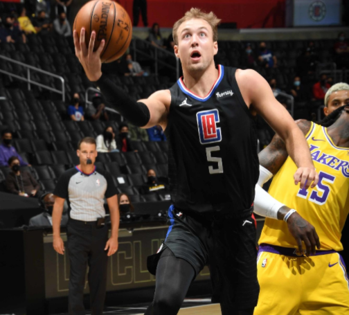 考辛斯|22+4+5！隆多+考辛斯真不留情，考神完胜湖人内线，隆指导客串教练