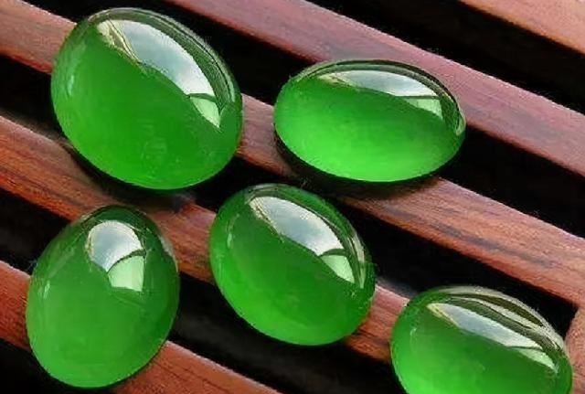 翡翠手镯|宋美龄百岁寿辰时戴的翡翠手镯，如今价值多少？