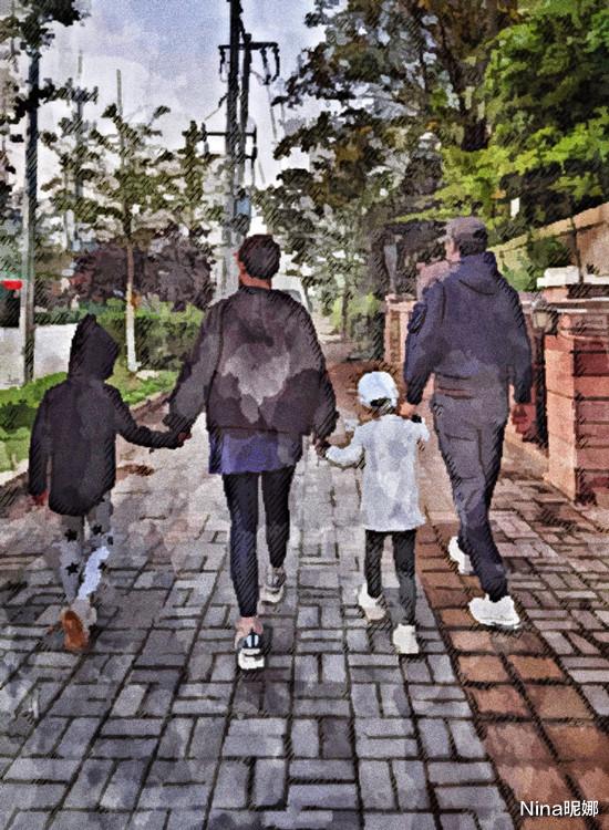 Nina昵娜|靳东44岁夫人罕见出街，穿夹克配健美裤骑单车，小腿肌肉好发达