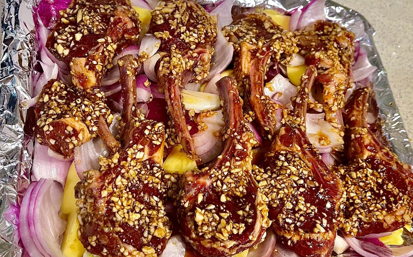 赵露思|张馨月一边吃烤羊排一边支持林峯新戏，肉焦到流油，视线完全移不开