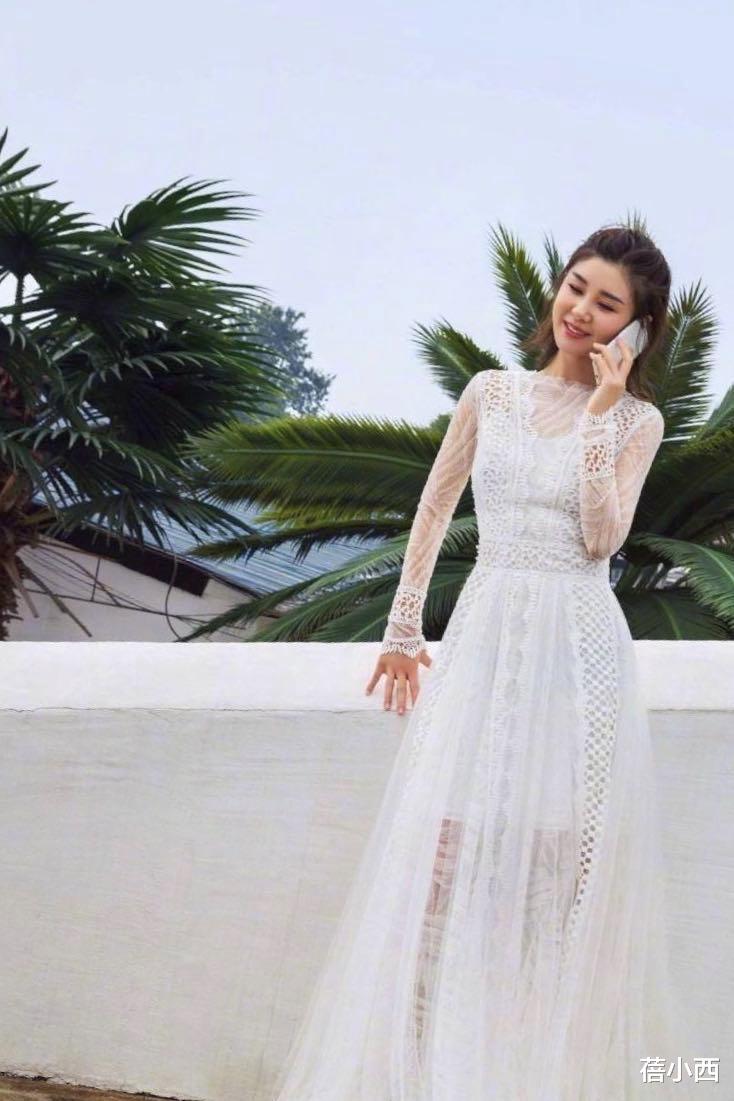 蓓小西|李小萌瘦了更有“尤物资本”，一袭裸色纱裙配盘发，显得身段更好