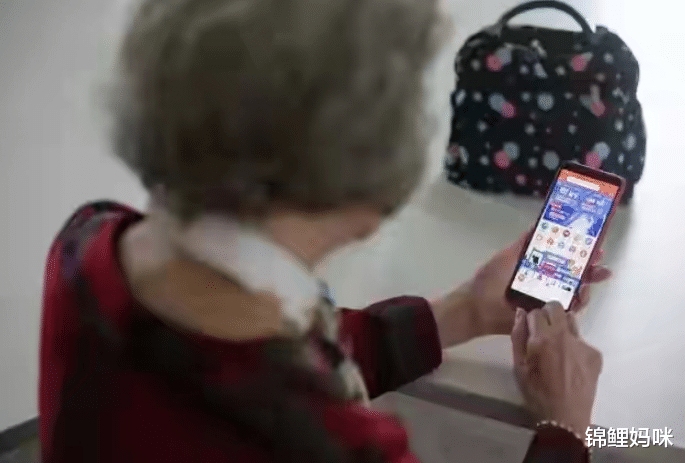 锦鲤妈咪|当“网瘾老人”开始带娃，带来的影响“伤”了三代人，别不信！