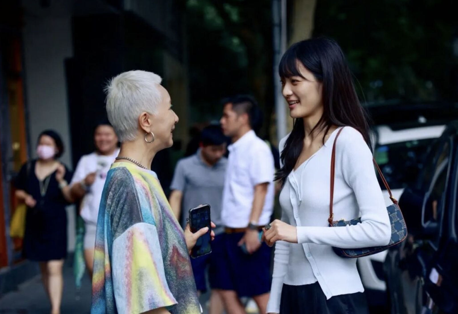 潮帮先生|60岁上海奶奶真时髦!穿背带裤骑单车出门,头上裹块花头巾好拉风