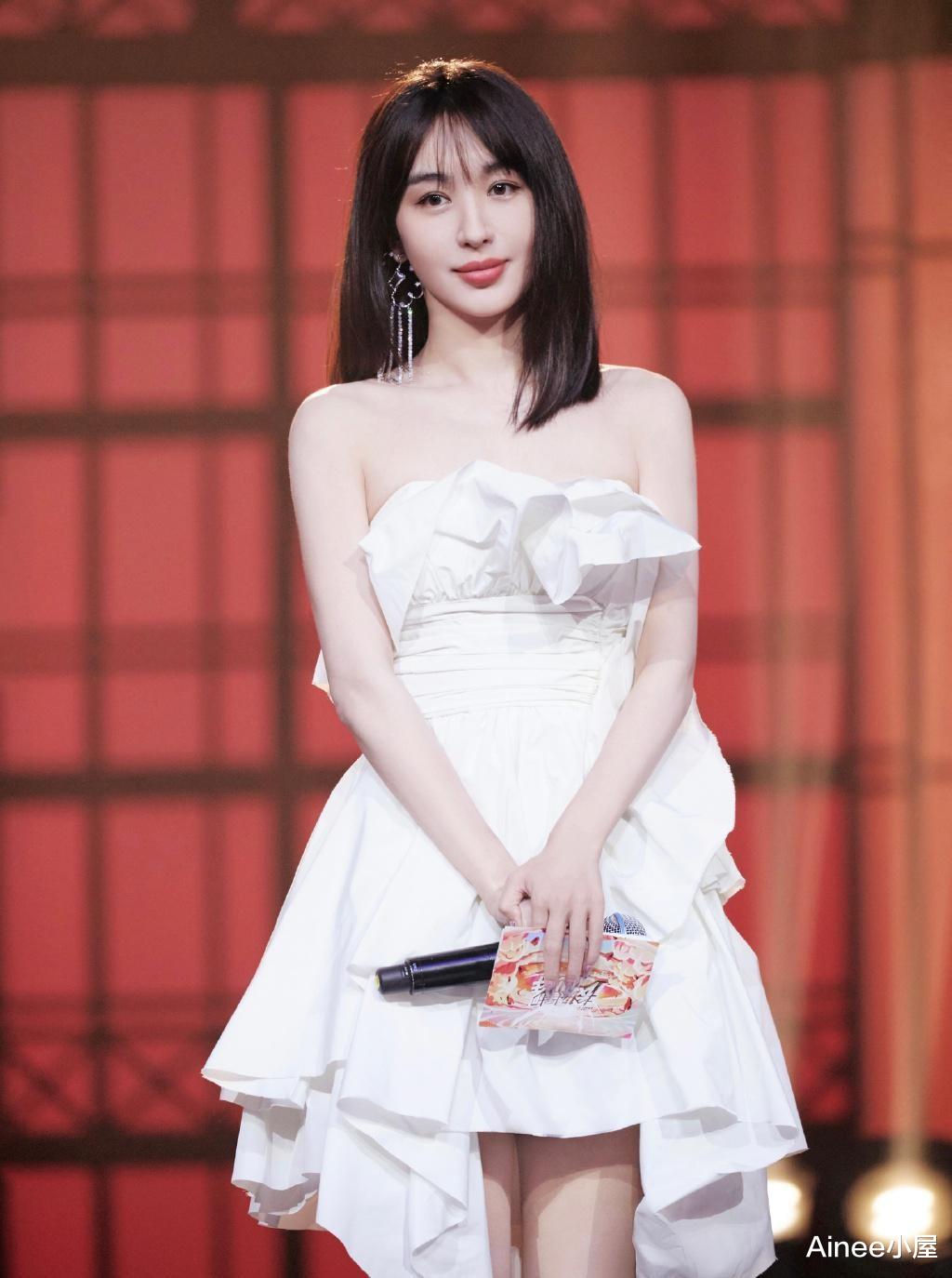 Ainee小屋|李菲儿“XS”身材穿紧身抹胸,曲线干瘦没肉,短裙里像撑了把伞