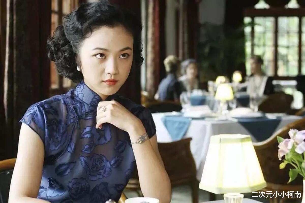 许晴|众女星同穿旗袍秀身材：景甜显丰腴，倪妮秀腰身，都难敌许晴一个弯腰！