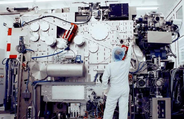 悦姐儿知识|精度提升30%！ASML全新EUV光刻机已交付，国产光刻机也迎来利好