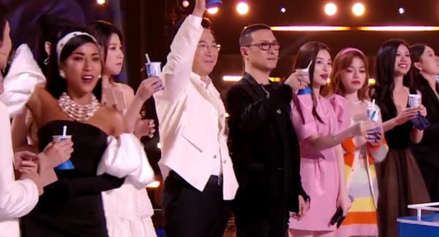 王菲|好声音唯一“男丁”遭淘汰，王靖雯成功逆袭，5强全剩女声