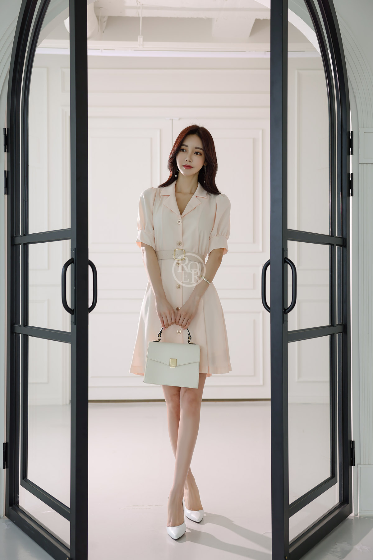 韩国名模孙允珠 2021最新孙允珠时尚写真：贝拉领金属扣腰带连衣裙