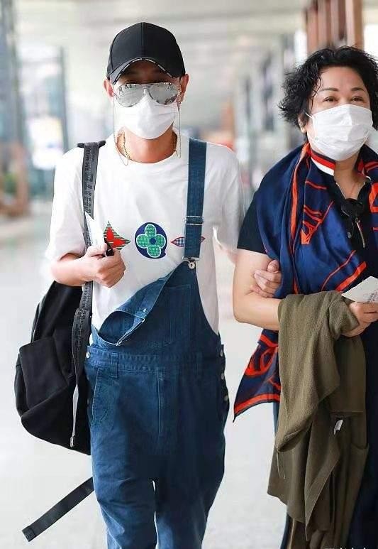 八只爪的猫 文章罕见带妈走机场,穿背带裤只系一根带子真调皮,妈妈卷发挺潮