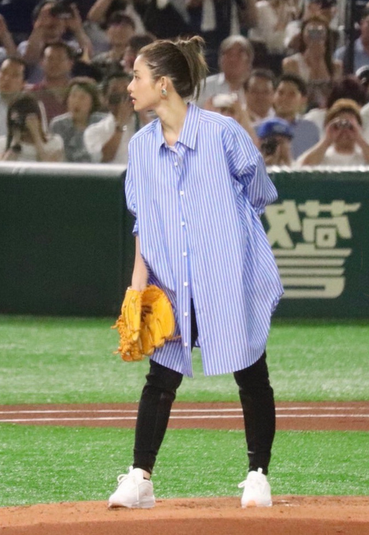 美人哒 石原里美的日系穿搭你懂吗?穿及膝衬衫好“吃身高”,全靠颜值撑