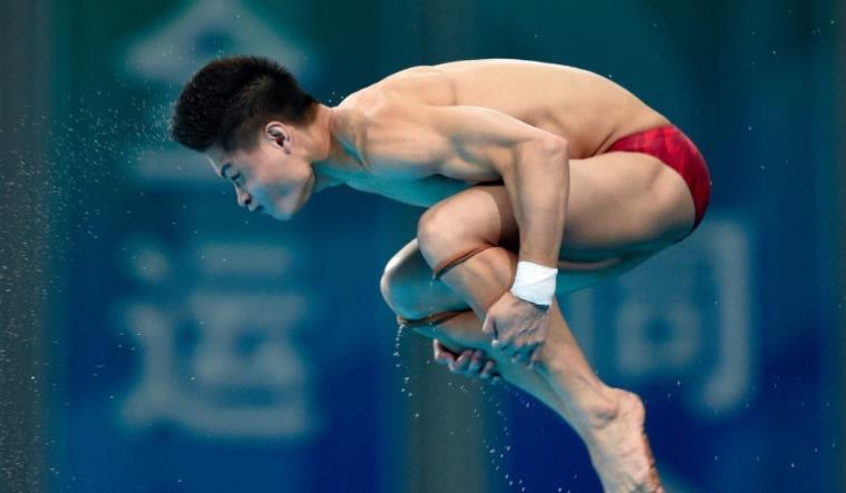 奶球妈咪聊|10米跳台夺金!杨健与教练相拥而泣,陈艾森生死一跳完美逆袭夺铜