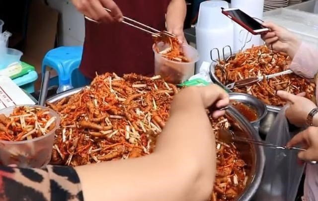 小喵姐|研究生亲诉摆摊卖鸡爪之路:现实辜负了梦想,一句话惹人泪崩