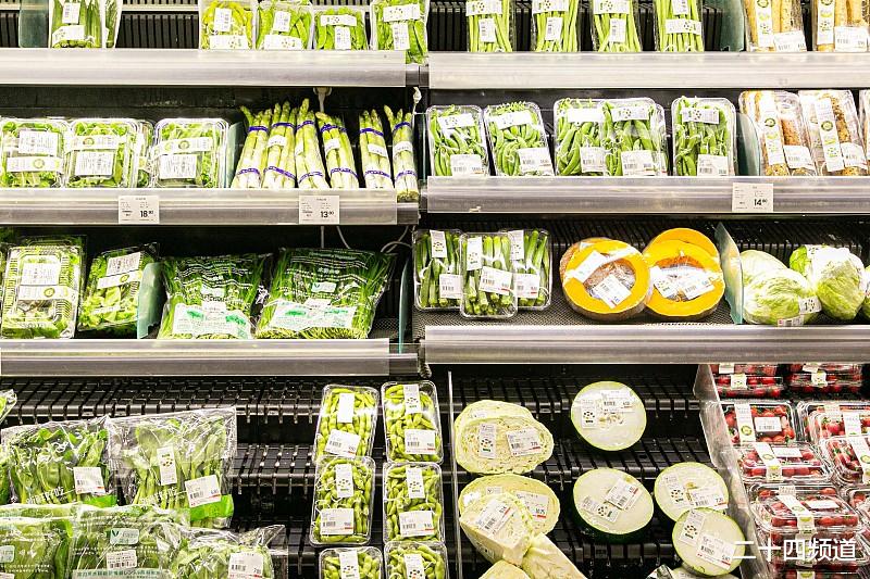 二十四频道 超市理货员劝阻大妈剥菜叶，被大妈用蒜薹抽打头部，主管还让道歉