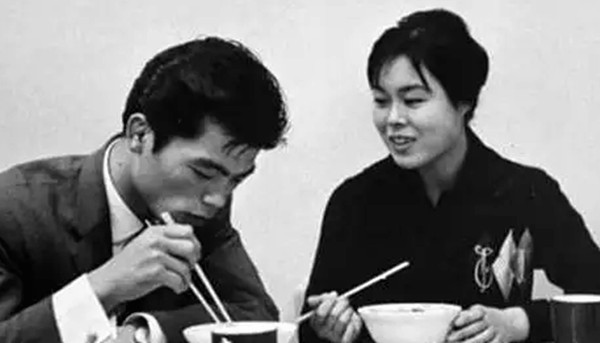  母亲杀死父亲，女儿亲自报案，爱恨交织的一家人