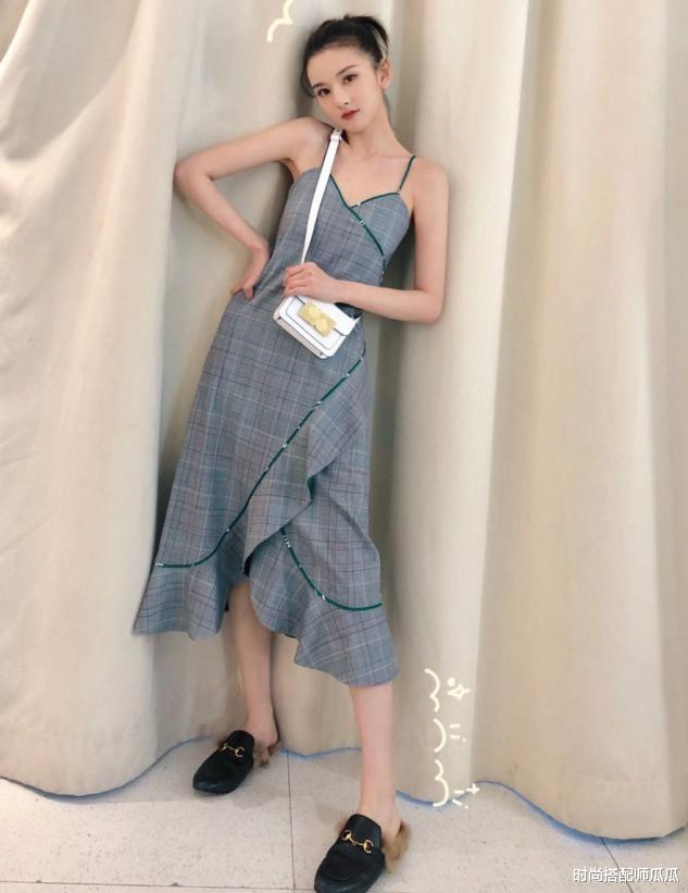 时尚搭配师瓜瓜|宋祖儿难得秀一回身材，穿真丝吊带裙勾勒曲线，性感得不像23岁