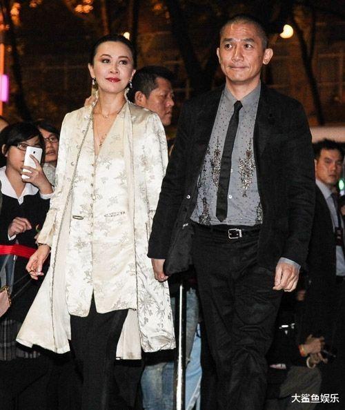 鞠婧祎|刘嘉玲一袭白色中式丝绸套装出席活动，尽显温婉东方美，骨子里透出的优雅太迷人