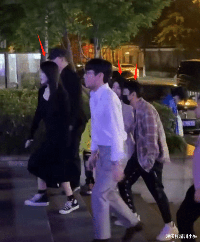 王思聪|王思聪高调现身酒吧，两位网红美女寸步不离，上演“争宠大战”