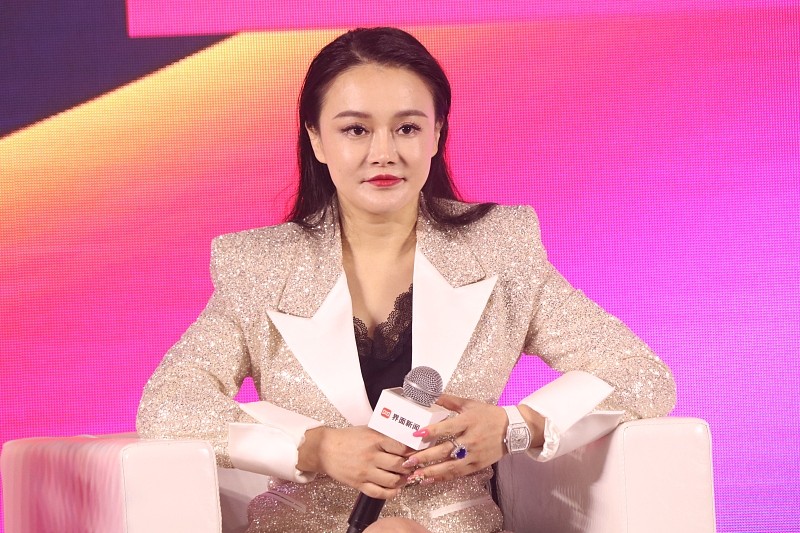 BiuVogue 冉莹颖穿上外套之后,看着正常了很多,圆圆的脸蛋真年轻啊