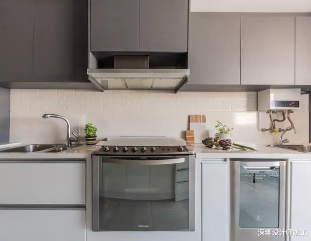 温馨明亮的80㎡一居室,客厅和沙发相连着,配上木质推拉门美哭了