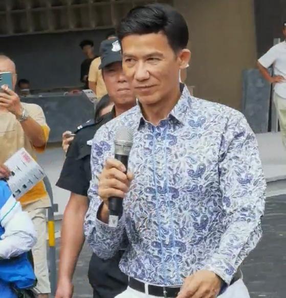 西拉米|61岁李子雄到南宁走穴，腰杆笔直头发乌黑，网友：他老婆才38岁！