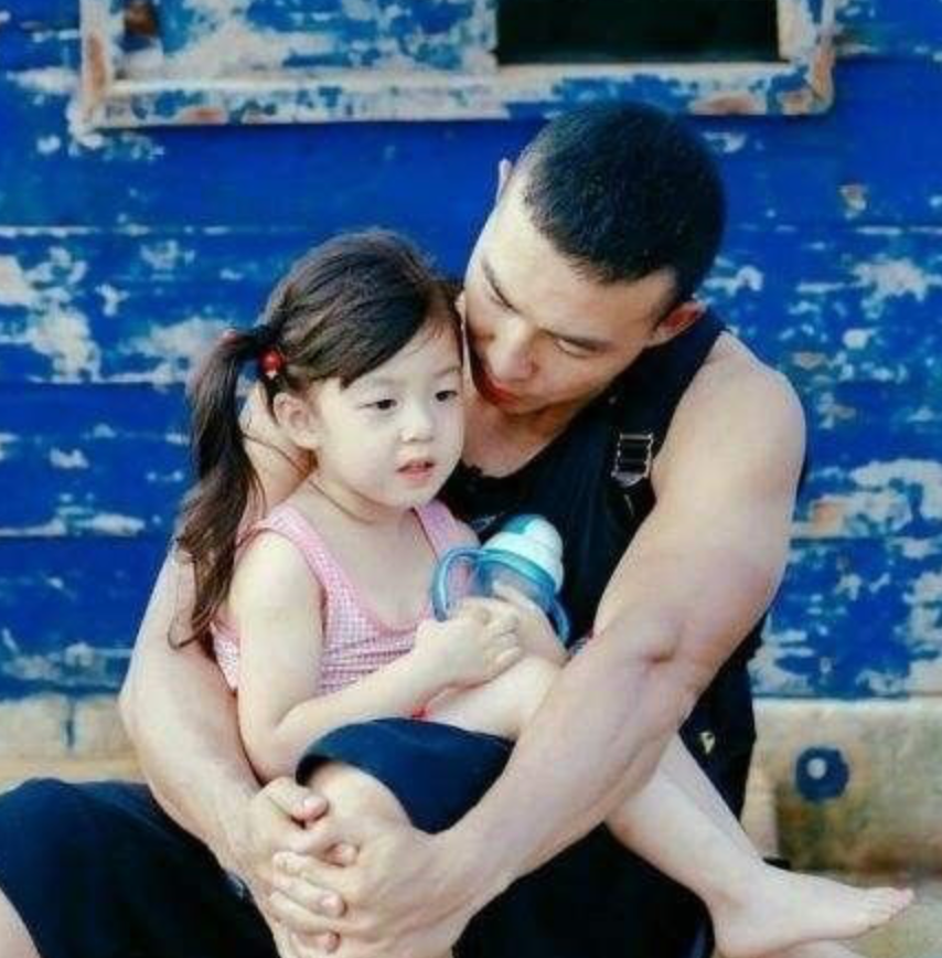 吴尊|吴尊晒《爸爸去哪儿》重聚照！颜值好高，Jasper浓眉大眼超可爱