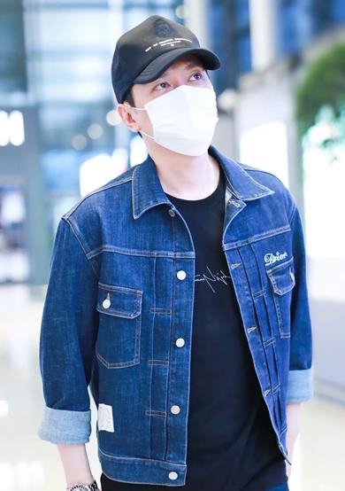 方脸妹说时尚|冯绍峰久违走机场,穿牛仔外套戴名贵表太奢侈,见记者偷拍忙挥手