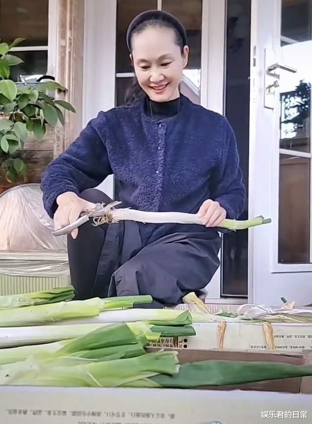 于文华|56岁于文华回农村干活，脚踩老式纺车动作熟练，含泪悼念已故母亲