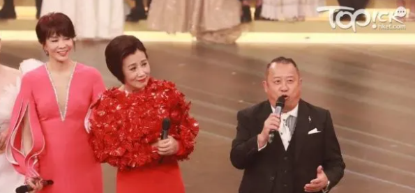 蔡思贝|不避嫌，红毯上王浩信和蔡思贝挽手走红毯！陈自瑶独自一人美丽