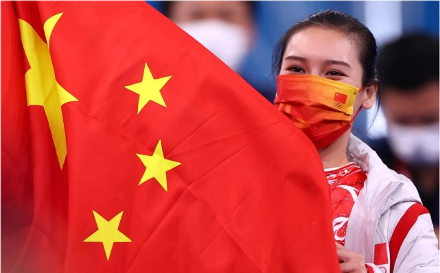 时尚风行派|“蹦床女神”刘灵玲靠明星脸大火！穿凤凰旗袍美出新高度，仪态太绝了