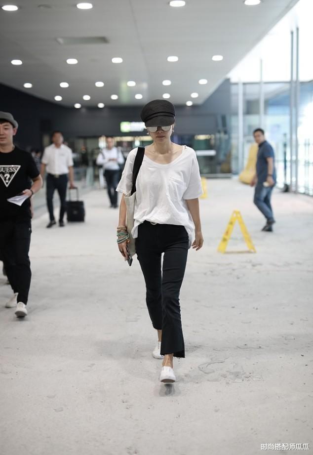 时尚搭配师瓜瓜|马伊琍走机场真“接地气”，白t小黑裤简约随性，没一点明星架子