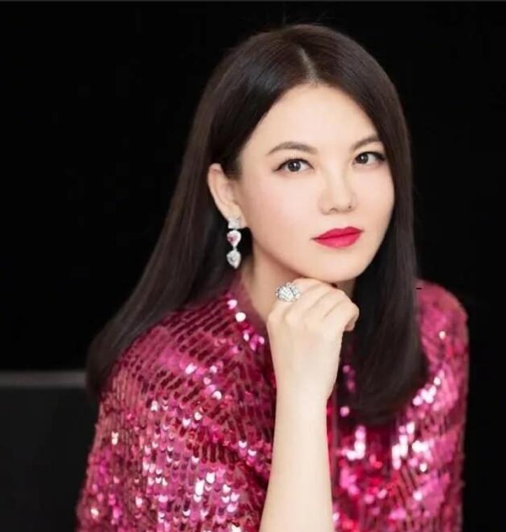 李湘|李湘正处在热恋期？从机场出来又跟男子住酒店，有说有笑氛围超好