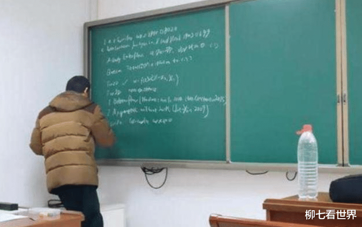 |北大“韦神”再次出现，气质无法掩盖才华，还带着熟悉的瓶装水