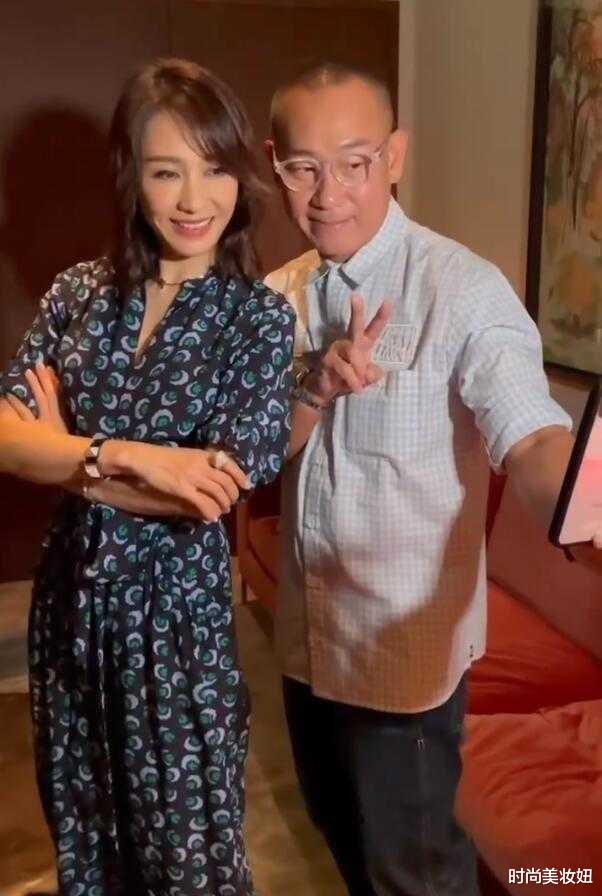 时尚美妆妞|黎姿退圈后罕见露面，穿印花连体裤状态惊艳，哪像70后的人