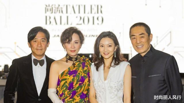 张艺谋|张艺谋妻子高调晒全家福！小31岁娇妻太美，71岁张艺谋更变潮了