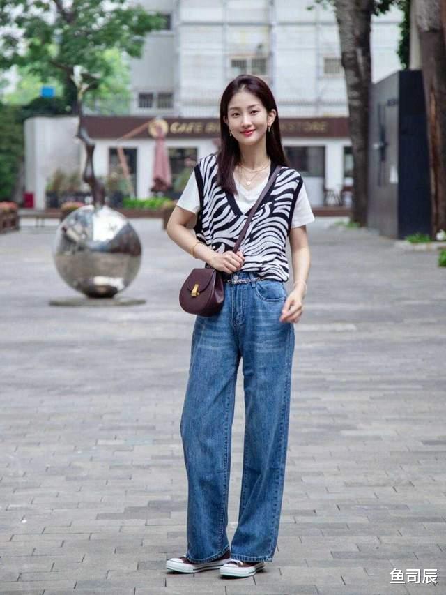鱼司辰|秋季的马甲穿搭指南，搭牛仔裤和半身裙减龄又时髦，让人高看一眼