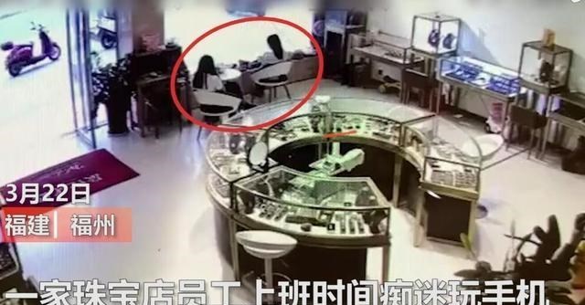 超人爸爸 开除！福建一老板让朋友假装进店偷珠宝，2店员沉迷手机毫无察觉