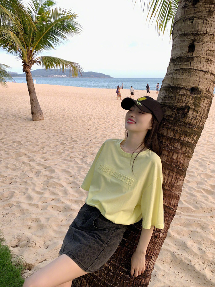 猫姐穿搭经|甜馨为妈妈涂口红画面温馨,39岁李小璐打扮甜美,母女同框似姐妹