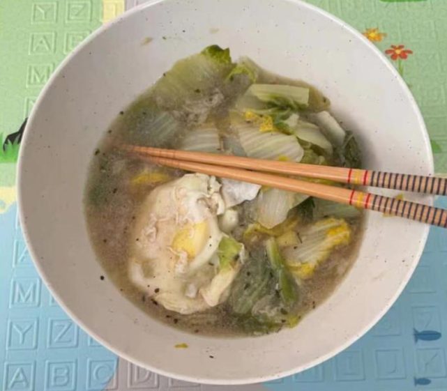 郑爽|郑爽自述美国生活太凄惨，卫生巾都要省着用，网友：可怜又