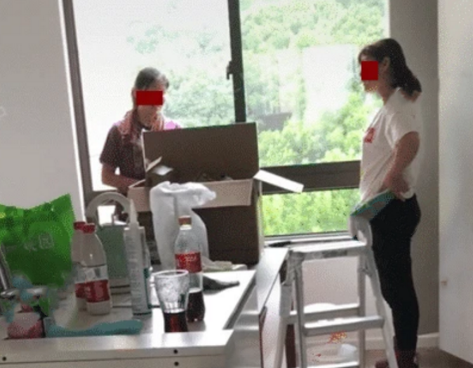 保洁员|新房玻璃被擦坏，户主愤而索赔2000，保洁：我穷，我不赔