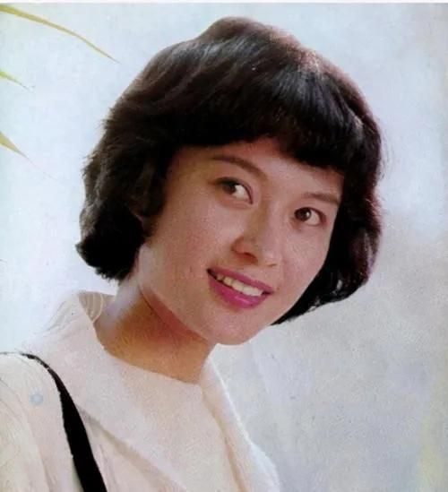 方舒|演员方舒，离婚后独自抚养两个女儿19年，和普通百姓没两样