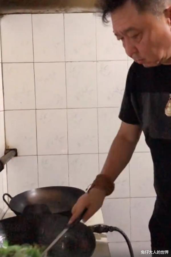 王彦霖|当师父真不容易，德云社于谦制作焖面，却被自家徒弟给惦记上了