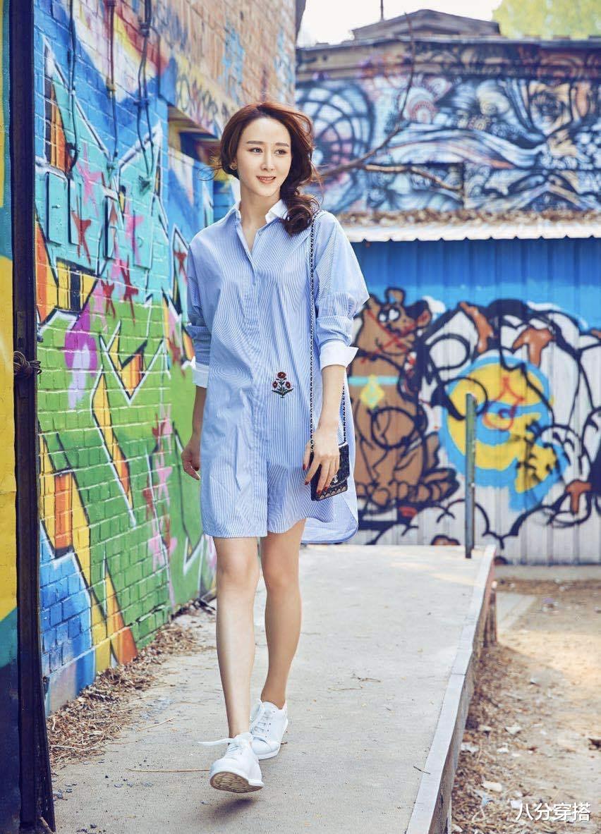 八分穿搭|胡静真没“阔太架子”，针织外套配开叉长裤休闲随性，低调朴素