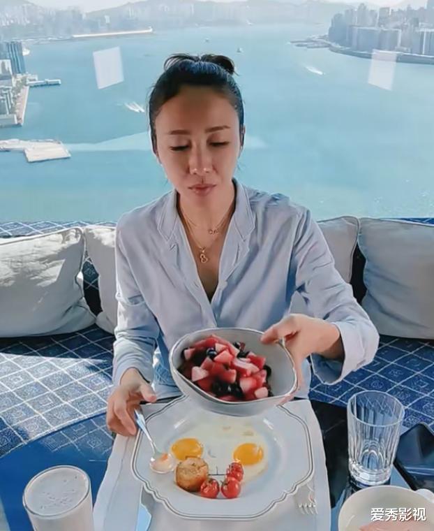 黎姿|50岁黎姿豪华浴室卸妆！大力揉搓一脸泡沫，网友：洗脸盆太高级